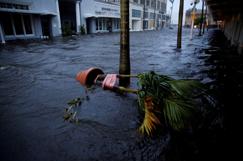 Hembusan angin bertiup melintasi John Ringling Causeway saat Badai Ian menerjang ke selatan di Sarasota, Florida, AS, Rabu (28/9/2022). Badai dengan kategori 4 ini memiliki kecepatan angin maksimum 150 mil per jam (240 kilometer per jam) ketika mendarat dan sudah menyebabkan gelombang badai bencana, angin dan banjir di semenanjung Florida. (Photo by Sean Rayford/Getty Images)