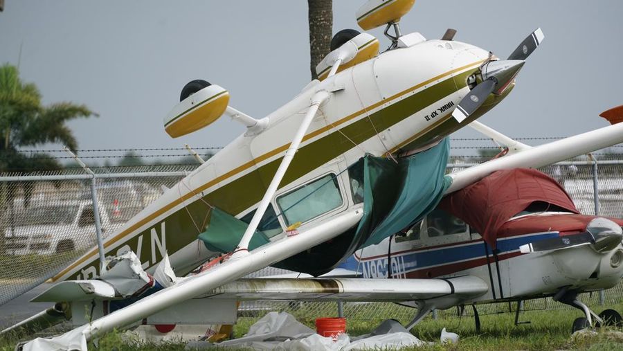 Hembusan angin bertiup melintasi John Ringling Causeway saat Badai Ian menerjang ke selatan di Sarasota, Florida, AS, Rabu (28/9/2022). Badai dengan kategori 4 ini memiliki kecepatan angin maksimum 150 mil per jam (240 kilometer per jam) ketika mendarat dan sudah menyebabkan gelombang badai bencana, angin dan banjir di semenanjung Florida. (Photo by Sean Rayford/Getty Images)