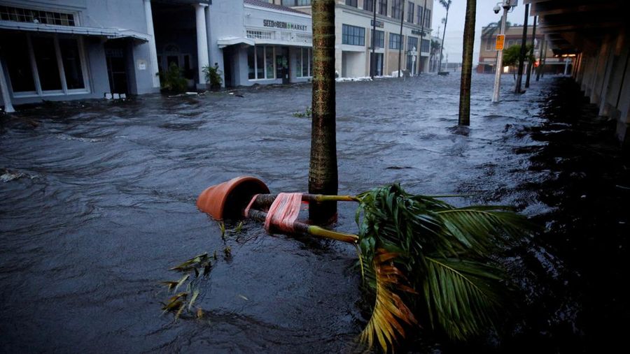 Hembusan angin bertiup melintasi John Ringling Causeway saat Badai Ian menerjang ke selatan di Sarasota, Florida, AS, Rabu (28/9/2022). Badai dengan kategori 4 ini memiliki kecepatan angin maksimum 150 mil per jam (240 kilometer per jam) ketika mendarat dan sudah menyebabkan gelombang badai bencana, angin dan banjir di semenanjung Florida. (Photo by Sean Rayford/Getty Images)