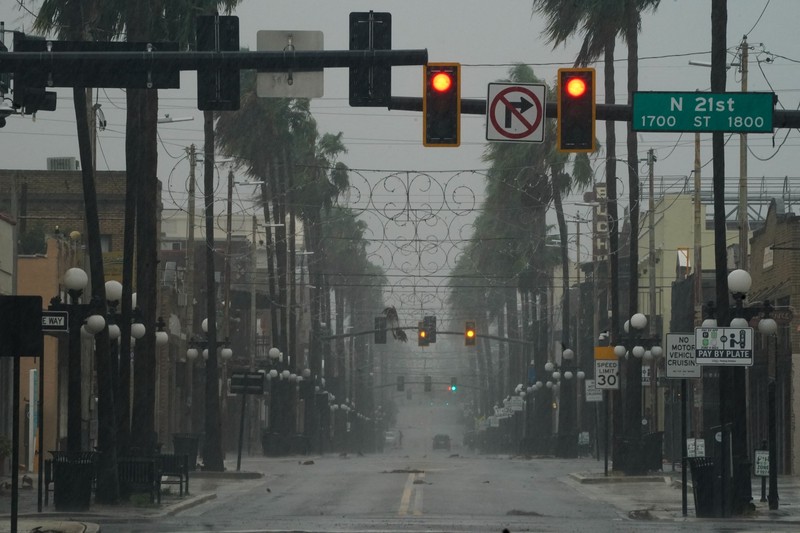 Hembusan angin bertiup melintasi John Ringling Causeway saat Badai Ian menerjang ke selatan di Sarasota, Florida, AS, Rabu (28/9/2022). Badai dengan kategori 4 ini memiliki kecepatan angin maksimum 150 mil per jam (240 kilometer per jam) ketika mendarat dan sudah menyebabkan gelombang badai bencana, angin dan banjir di semenanjung Florida. (Photo by Sean Rayford/Getty Images)