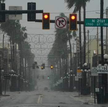 Pesawat Terbalik, Potret 