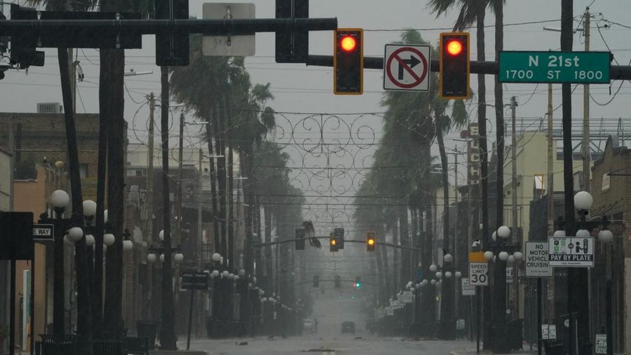 Hembusan angin bertiup melintasi John Ringling Causeway saat Badai Ian menerjang ke selatan di Sarasota, Florida, AS, Rabu (28/9/2022). Badai dengan kategori 4 ini memiliki kecepatan angin maksimum 150 mil per jam (240 kilometer per jam) ketika mendarat dan sudah menyebabkan gelombang badai bencana, angin dan banjir di semenanjung Florida. (Photo by Sean Rayford/Getty Images)