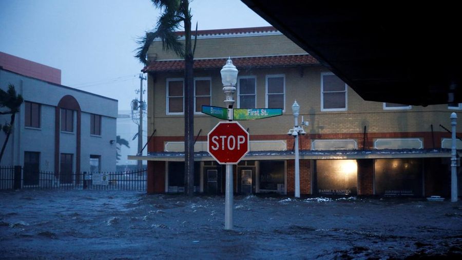 Hembusan angin bertiup melintasi John Ringling Causeway saat Badai Ian menerjang ke selatan di Sarasota, Florida, AS, Rabu (28/9/2022). Badai dengan kategori 4 ini memiliki kecepatan angin maksimum 150 mil per jam (240 kilometer per jam) ketika mendarat dan sudah menyebabkan gelombang badai bencana, angin dan banjir di semenanjung Florida. (Photo by Sean Rayford/Getty Images)