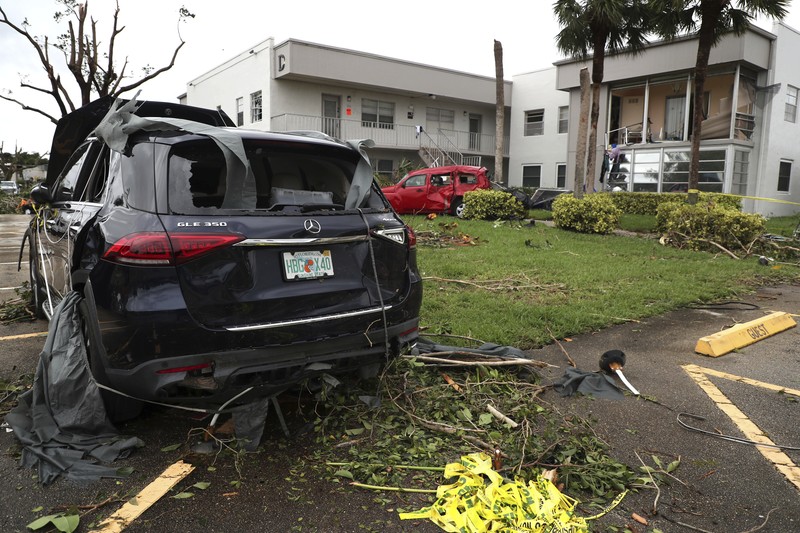 Hembusan angin bertiup melintasi John Ringling Causeway saat Badai Ian menerjang ke selatan di Sarasota, Florida, AS, Rabu (28/9/2022). Badai dengan kategori 4 ini memiliki kecepatan angin maksimum 150 mil per jam (240 kilometer per jam) ketika mendarat dan sudah menyebabkan gelombang badai bencana, angin dan banjir di semenanjung Florida. (Photo by Sean Rayford/Getty Images)