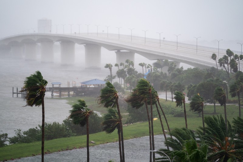 Hembusan angin bertiup melintasi John Ringling Causeway saat Badai Ian menerjang ke selatan di Sarasota, Florida, AS, Rabu (28/9/2022). Badai dengan kategori 4 ini memiliki kecepatan angin maksimum 150 mil per jam (240 kilometer per jam) ketika mendarat dan sudah menyebabkan gelombang badai bencana, angin dan banjir di semenanjung Florida. (Photo by Sean Rayford/Getty Images)