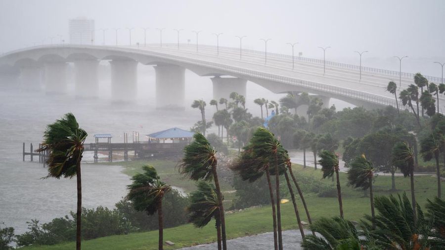 Hembusan angin bertiup melintasi John Ringling Causeway saat Badai Ian menerjang ke selatan di Sarasota, Florida, AS, Rabu (28/9/2022). Badai dengan kategori 4 ini memiliki kecepatan angin maksimum 150 mil per jam (240 kilometer per jam) ketika mendarat dan sudah menyebabkan gelombang badai bencana, angin dan banjir di semenanjung Florida. (Photo by Sean Rayford/Getty Images)
