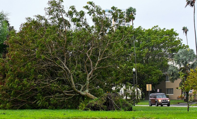 Badai Ian di Florida Sebuah pesawat terbalik yang kemungkinan disebabkan oleh tornado yang dihasilkan dari kumpulan angin dan air yang tercipta dari Badai Ian di Bandara Perry Utara di Pembroke Pines, Florida, Rabu (28/9/2022). Badai dengan kategori 4 ini memiliki kecepatan angin maksimum 150 mil per jam (240 kilometer per jam) ketika mendarat dan sudah menyebabkan gelombang badai bencana, angin dan banjir di semenanjung Florida. AP Photo/Wilfredo Lee)