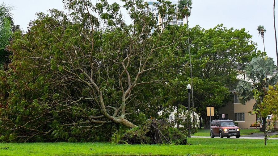 Sebuah pesawat terbalik yang kemungkinan disebabkan oleh tornado yang dihasilkan dari kumpulan angin dan air yang tercipta dari Badai Ian di Bandara Perry Utara di Pembroke Pines, Florida, Rabu (28/9/2022). Badai dengan kategori 4 ini memiliki kecepatan angin maksimum 150 mil per jam (240 kilometer per jam) ketika mendarat dan sudah menyebabkan gelombang badai bencana, angin dan banjir di semenanjung Florida. AP Photo/Wilfredo Lee)