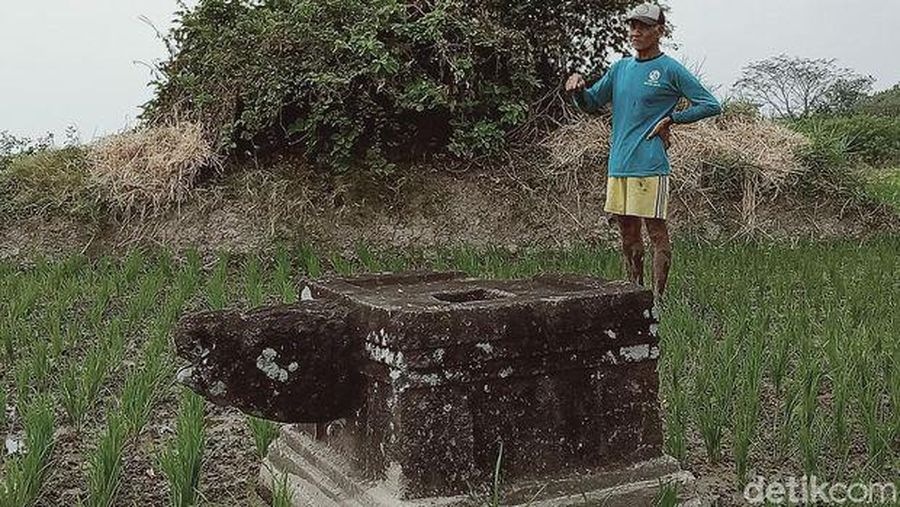 Batu diduga Yoni yang terdampak proyek tol di Klaten, Sabtu (8/8/2020). (Foto: Achmad Syauqi/detikcom)