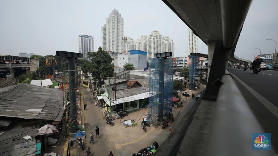 Pekerja beraktivitas di area pembangunan skywalk di kawasan Kebayoran Lama, Jakarta, Kamis (29/9/2022). Pembangunan skywalk yang akan menghubungkan Stasiun Kebayoran dengan Halte Transjakarta Koridor 8 dan 13 tersebut kini sudah mencapai 30 persen dan ditargetkan rampung pada bulan Oktober 2022.  (CNBD Indonesia/ Tri Susilo)