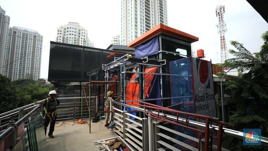 Pekerja beraktivitas di area pembangunan skywalk di kawasan Kebayoran Lama, Jakarta, Kamis (29/9/2022). Pembangunan skywalk yang akan menghubungkan Stasiun Kebayoran dengan Halte Transjakarta Koridor 8 dan 13 tersebut kini sudah mencapai 30 persen dan ditargetkan rampung pada bulan Oktober 2022.  (CNBD Indonesia/ Tri Susilo)