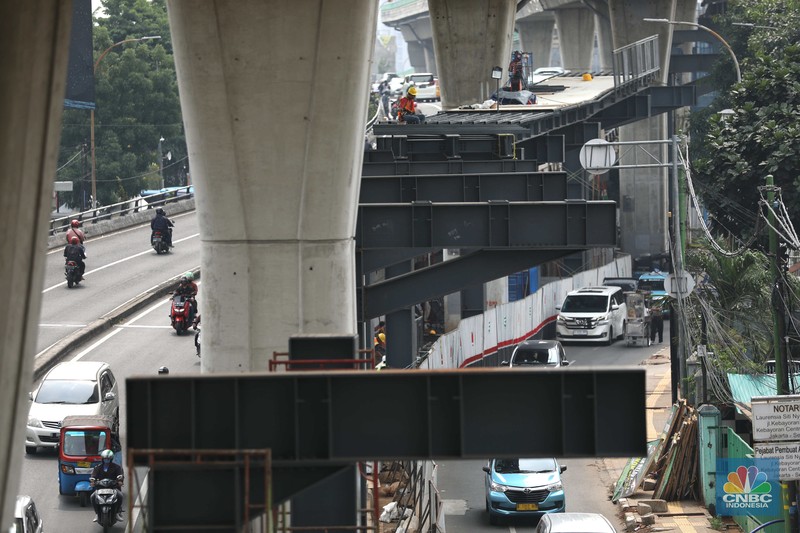 Pekerja beraktivitas di area pembangunan skywalk di kawasan Kebayoran Lama, Jakarta, Kamis (29/9/2022). Pembangunan skywalk yang akan menghubungkan Stasiun Kebayoran dengan Halte Transjakarta Koridor 8 dan 13 tersebut kini sudah mencapai 30 persen dan ditargetkan rampung pada bulan Oktober 2022.  (CNBD Indonesia/ Tri Susilo)