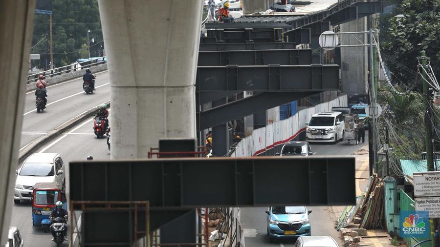 Pekerja beraktivitas di area pembangunan skywalk di kawasan Kebayoran Lama, Jakarta, Kamis (29/9/2022). Pembangunan skywalk yang akan menghubungkan Stasiun Kebayoran dengan Halte Transjakarta Koridor 8 dan 13 tersebut kini sudah mencapai 30 persen dan ditargetkan rampung pada bulan Oktober 2022.  (CNBD Indonesia/ Tri Susilo)