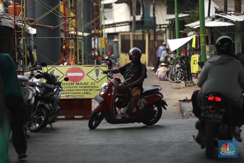 Pekerja beraktivitas di area pembangunan skywalk di kawasan Kebayoran Lama, Jakarta, Kamis (29/9/2022). Pembangunan skywalk yang akan menghubungkan Stasiun Kebayoran dengan Halte Transjakarta Koridor 8 dan 13 tersebut kini sudah mencapai 30 persen dan ditargetkan rampung pada bulan Oktober 2022.  (CNBD Indonesia/ Tri Susilo)