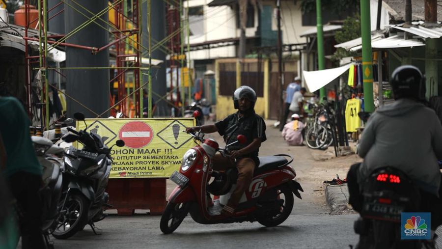 Pekerja beraktivitas di area pembangunan skywalk di kawasan Kebayoran Lama, Jakarta, Kamis (29/9/2022). Pembangunan skywalk yang akan menghubungkan Stasiun Kebayoran dengan Halte Transjakarta Koridor 8 dan 13 tersebut kini sudah mencapai 30 persen dan ditargetkan rampung pada bulan Oktober 2022.  (CNBD Indonesia/ Tri Susilo)