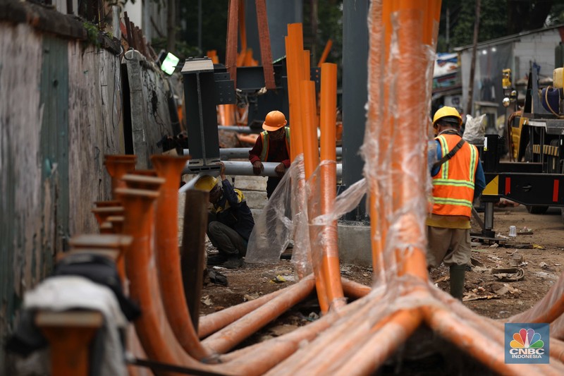 Pekerja beraktivitas di area pembangunan skywalk di kawasan Kebayoran Lama, Jakarta, Kamis (29/9/2022). Pembangunan skywalk yang akan menghubungkan Stasiun Kebayoran dengan Halte Transjakarta Koridor 8 dan 13 tersebut kini sudah mencapai 30 persen dan ditargetkan rampung pada bulan Oktober 2022.  (CNBD Indonesia/ Tri Susilo)