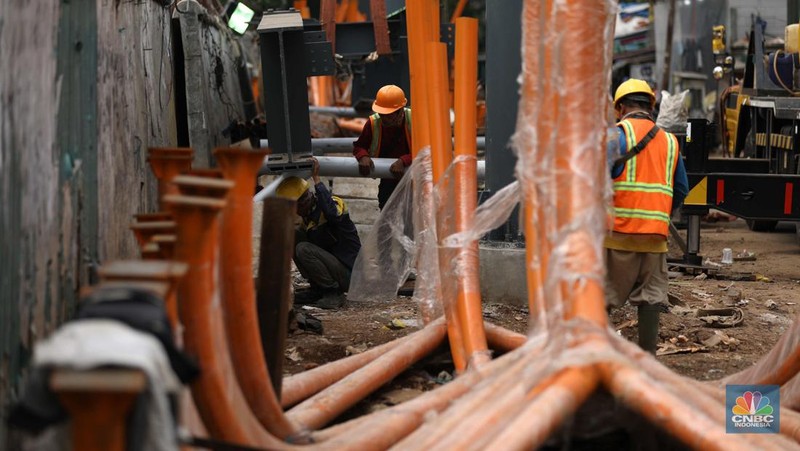 Pekerja beraktivitas di area pembangunan skywalk di kawasan Kebayoran Lama, Jakarta, Kamis (29/9/2022). Pembangunan skywalk yang akan menghubungkan Stasiun Kebayoran dengan Halte Transjakarta Koridor 8 dan 13 tersebut kini sudah mencapai 30 persen dan ditargetkan rampung pada bulan Oktober 2022.  (CNBD Indonesia/ Tri Susilo)