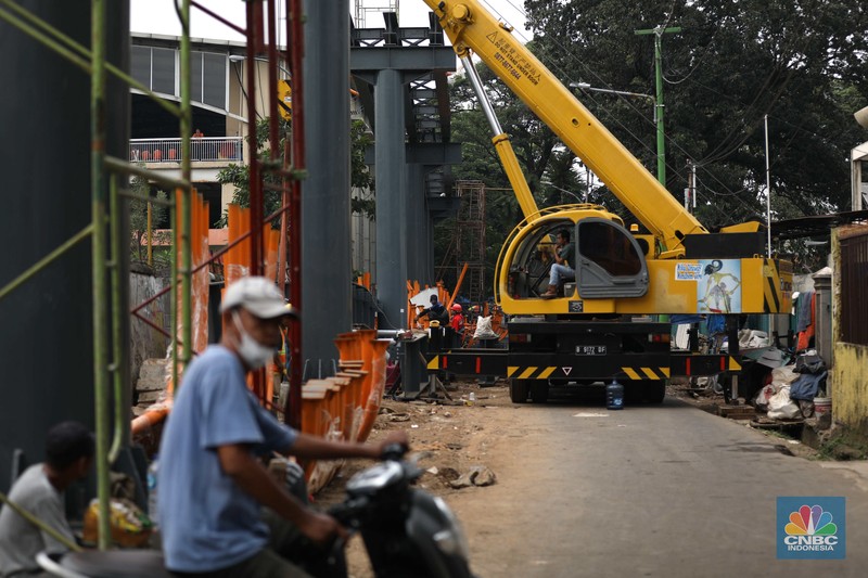 Pekerja beraktivitas di area pembangunan skywalk di kawasan Kebayoran Lama, Jakarta, Kamis (29/9/2022). Pembangunan skywalk yang akan menghubungkan Stasiun Kebayoran dengan Halte Transjakarta Koridor 8 dan 13 tersebut kini sudah mencapai 30 persen dan ditargetkan rampung pada bulan Oktober 2022.  (CNBD Indonesia/ Tri Susilo)