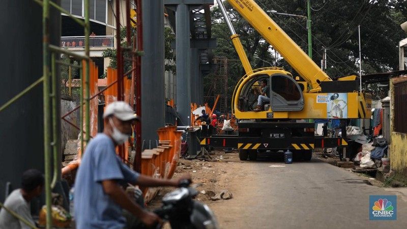 Pekerja beraktivitas di area pembangunan skywalk di kawasan Kebayoran Lama, Jakarta, Kamis (29/9/2022). Pembangunan skywalk yang akan menghubungkan Stasiun Kebayoran dengan Halte Transjakarta Koridor 8 dan 13 tersebut kini sudah mencapai 30 persen dan ditargetkan rampung pada bulan Oktober 2022.  (CNBD Indonesia/ Tri Susilo)