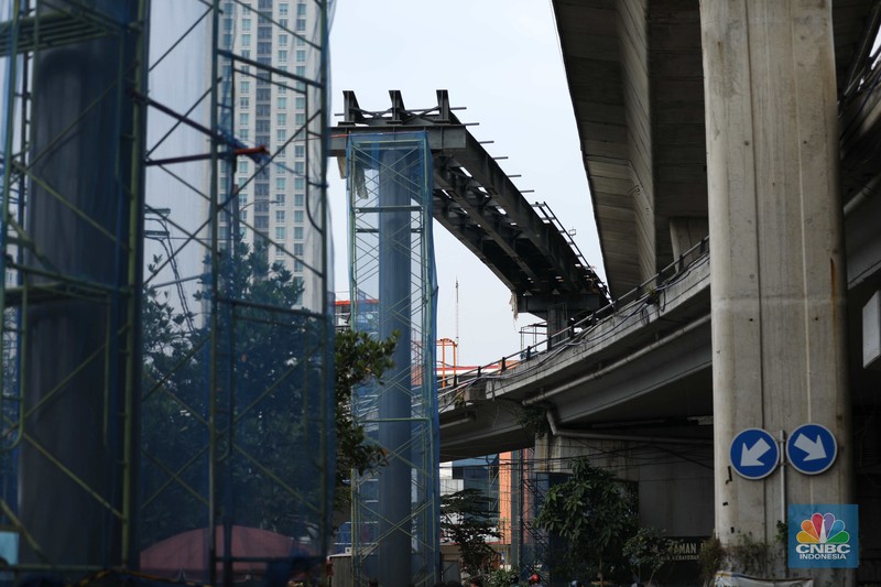 Pembangunan skywalk transjakarta di kawasan Kebayoran Lama, Pekerja beraktivitas di area pembangunan skywalk di kawasan Kebayoran Lama, Jakarta, Kamis (29/9/2022). Pembangunan skywalk yang akan menghubungkan Stasiun Kebayoran dengan Halte Transjakarta Koridor 8 dan 13 tersebut kini sudah mencapai 30 persen dan ditargetkan rampung pada bulan Oktober 2022. (CNBD Indonesia/ Tri Susilo)