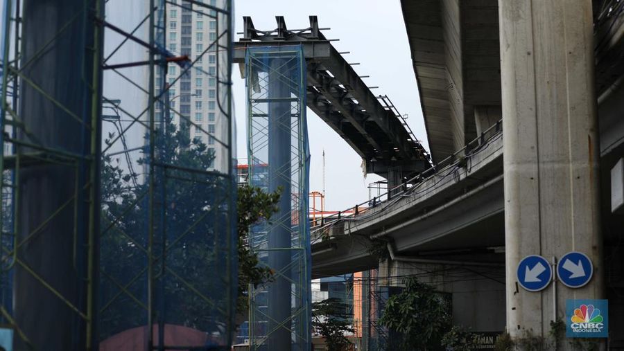 Pekerja beraktivitas di area pembangunan skywalk di kawasan Kebayoran Lama, Jakarta, Kamis (29/9/2022). Pembangunan skywalk yang akan menghubungkan Stasiun Kebayoran dengan Halte Transjakarta Koridor 8 dan 13 tersebut kini sudah mencapai 30 persen dan ditargetkan rampung pada bulan Oktober 2022.  (CNBD Indonesia/ Tri Susilo)