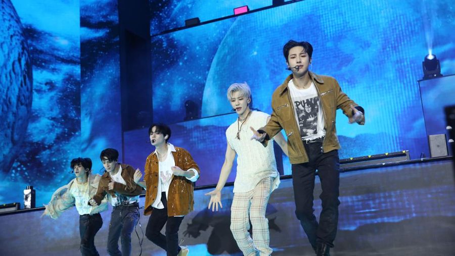 Penampilan NCT Dream dalam acara  Korean Wave 2022 di Mall Trans Studio Cibubur, Rabu (28/9/2022). (dok Trans TV)