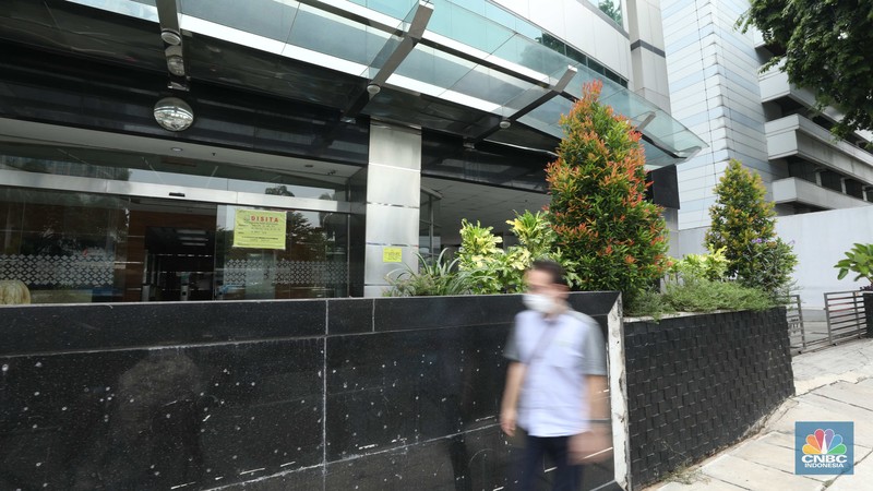 Penyitaan Aset Gedung KSP Indosurya Tanda penyitaan aset terpampang di gedung KSP Indosurya yang berlokasi di Jalan Thamrin, Jakarta Pusat, Kamis (29/92022). (CNBC Indonesia/ Tri Susilo)