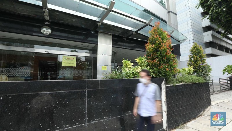 Tanda penyitaan aset terpampang di gedung KSP Indosurya yang berlokasi di Jalan Thamrin, Jakarta Pusat, Kamis (29/92022). (CNBC Indonesia/ Tri Susilo)
