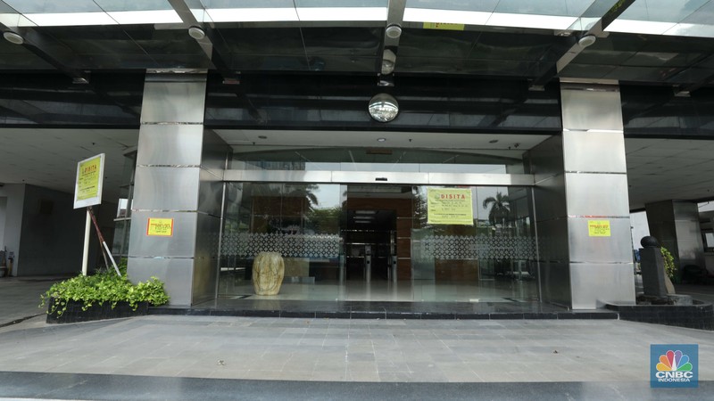 Penyitaan Aset Gedung KSP Indosurya Tanda penyitaan aset terpampang di gedung KSP Indosurya yang berlokasi di Jalan Thamrin, Jakarta Pusat, Kamis (29/92022). (CNBC Indonesia/ Tri Susilo)
