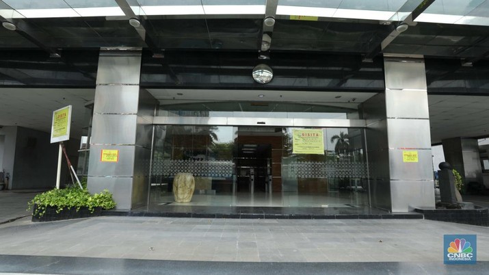 Tanda penyitaan aset terpampang di gedung KSP Indosurya yang berlokasi di Jalan Thamrin, Jakarta Pusat, Kamis (29/92022). (CNBC Indonesia/ Tri Susilo)