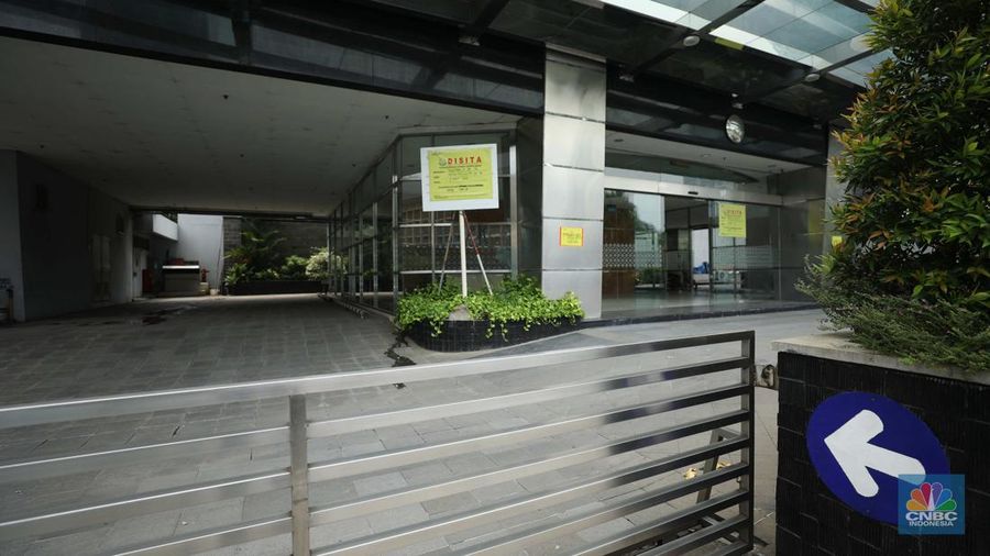 Tanda penyitaan aset terpampang di gedung KSP Indosurya yang berlokasi di Jalan Thamrin, Jakarta Pusat, Kamis (29/92022). (CNBC Indonesia/ Tri Susilo)