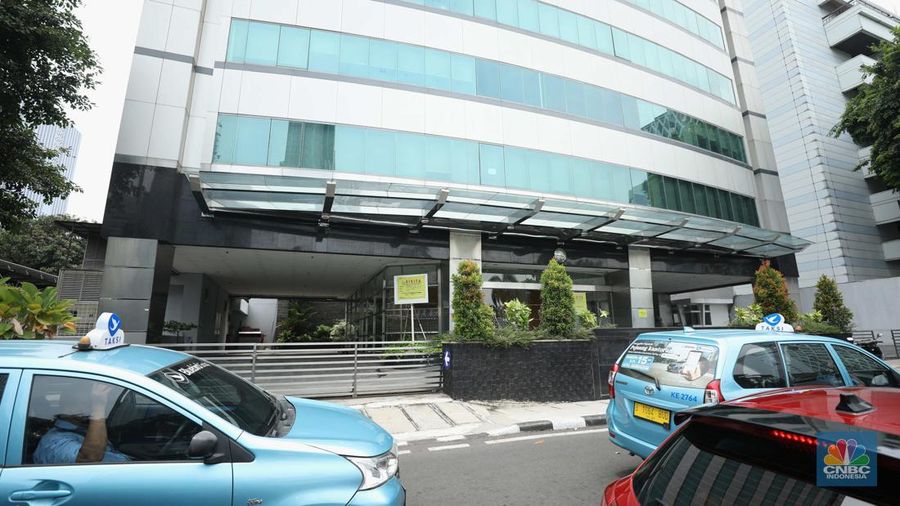 Tanda penyitaan aset terpampang di gedung KSP Indosurya yang berlokasi di Jalan Thamrin, Jakarta Pusat, Kamis (29/92022). (CNBC Indonesia/ Tri Susilo)