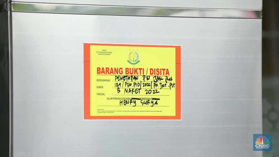 Tanda penyitaan aset terpampang di gedung KSP Indosurya yang berlokasi di Jalan Thamrin, Jakarta Pusat, Kamis (29/92022). (CNBC Indonesia/ Tri Susilo)