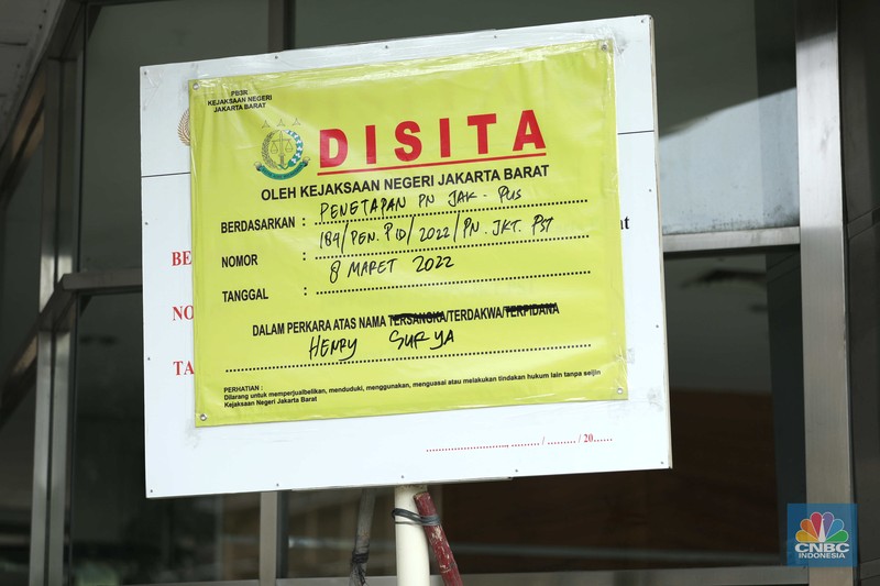 Tanda penyitaan aset terpampang di gedung KSP Indosurya yang berlokasi di Jalan Thamrin, Jakarta Pusat, Kamis (29/92022). (CNBC Indonesia/ Tri Susilo)