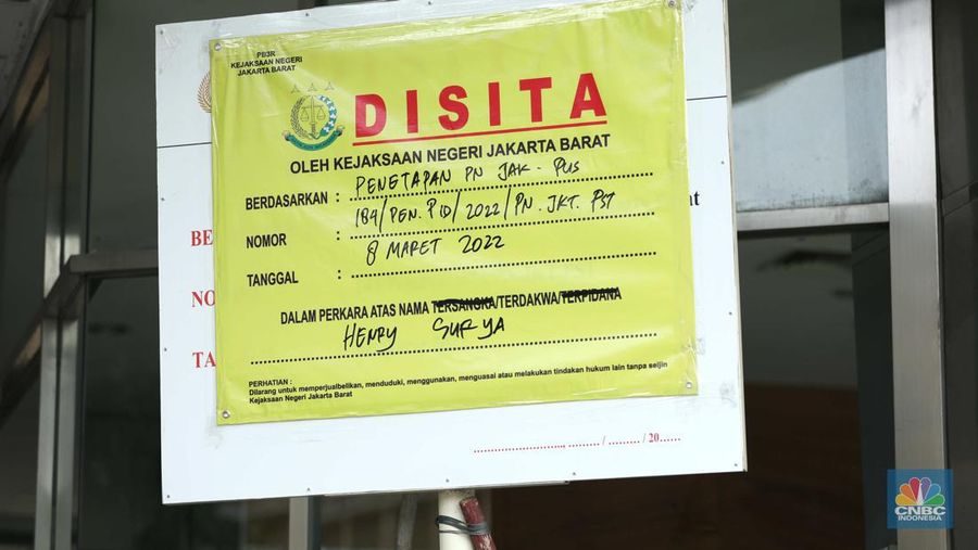 Tanda penyitaan aset terpampang di gedung KSP Indosurya yang berlokasi di Jalan Thamrin, Jakarta Pusat, Kamis (29/92022). (CNBC Indonesia/ Tri Susilo)