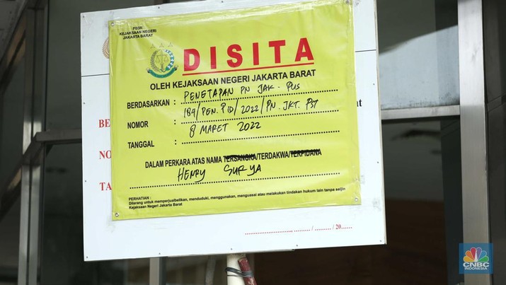 Penyitaan Aset Gedung KSP Indosurya Tanda penyitaan aset terpampang di gedung KSP Indosurya yang berlokasi di Jalan Thamrin, Jakarta Pusat, Kamis (29/92022). (CNBC Indonesia/ Tri Susilo)