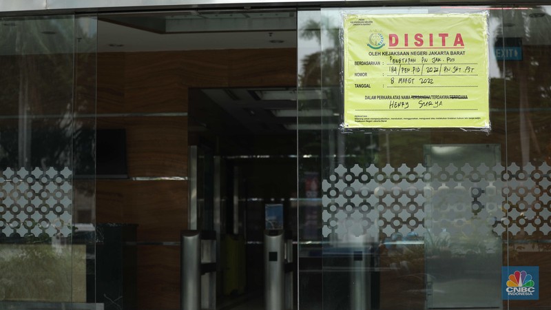 Tanda penyitaan aset terpampang di gedung KSP Indosurya yang berlokasi di Jalan Thamrin, Jakarta Pusat, Kamis (29/92022). (CNBC Indonesia/ Tri Susilo)