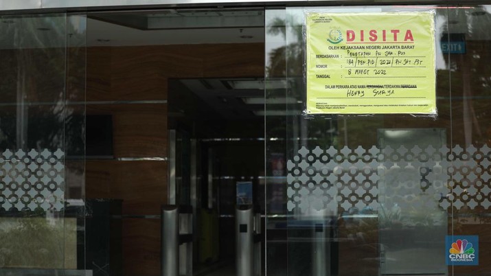 Penyitaan Aset Gedung KSP Indosurya Tanda penyitaan aset terpampang di gedung KSP Indosurya yang berlokasi di Jalan Thamrin, Jakarta Pusat, Kamis (29/92022). (CNBC Indonesia/ Tri Susilo)