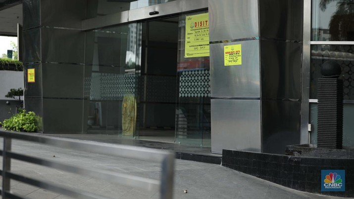 Tanda penyitaan aset terpampang di gedung KSP Indosurya yang berlokasi di Jalan Thamrin, Jakarta Pusat, Kamis (29/92022). (CNBC Indonesia/ Tri Susilo)
