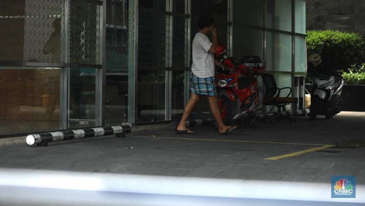 Tanda penyitaan aset terpampang di gedung KSP Indosurya yang berlokasi di Jalan Thamrin, Jakarta Pusat, Kamis (29/92022). (CNBC Indonesia/ Tri Susilo)