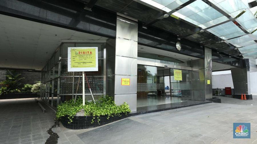 Tanda penyitaan aset terpampang di gedung KSP Indosurya yang berlokasi di Jalan Thamrin, Jakarta Pusat, Kamis (29/92022). (CNBC Indonesia/ Tri Susilo)
