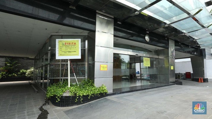 Penyitaan Aset Gedung KSP Indosurya Tanda penyitaan aset terpampang di gedung KSP Indosurya yang berlokasi di Jalan Thamrin, Jakarta Pusat, Kamis (29/92022). (CNBC Indonesia/ Tri Susilo)