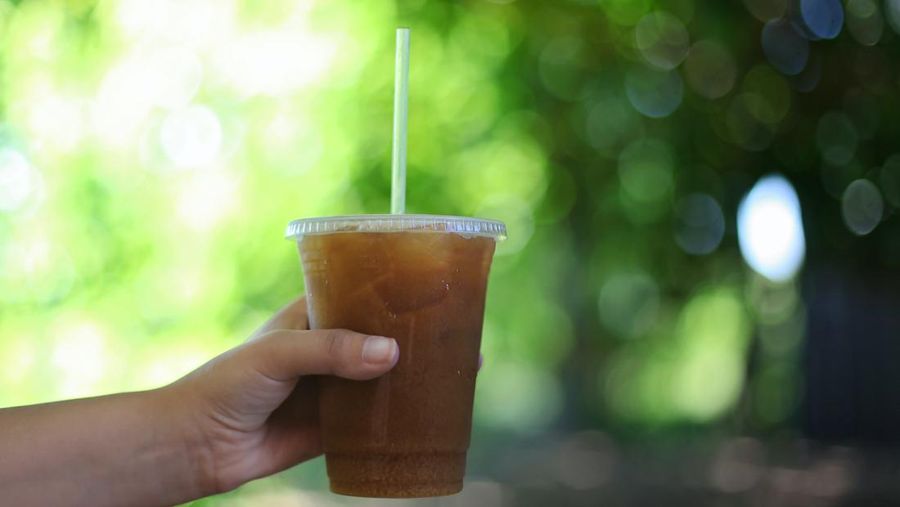 Es Teh Manis (Photo by Leah Kelley via pexels)