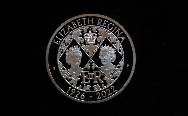 Koin Potret Raja Charles III I Potret Raja Charles III Inggris terlihat pada koin £5 dan koin 50 pence yang diresmikan oleh The Royal Mint di London, Inggris, Kamis (29/9/2022l. (REUTERS/Peter Nicholls)