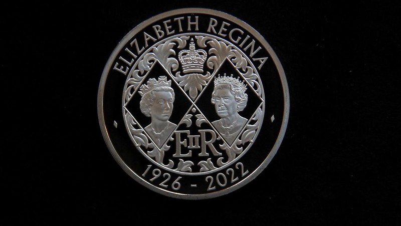Potret Raja Charles III Inggris terlihat pada koin £5 dan koin 50 pence yang diresmikan oleh The Royal Mint di London, Inggris, Kamis (29/9/2022l. (REUTERS/Peter Nicholls)