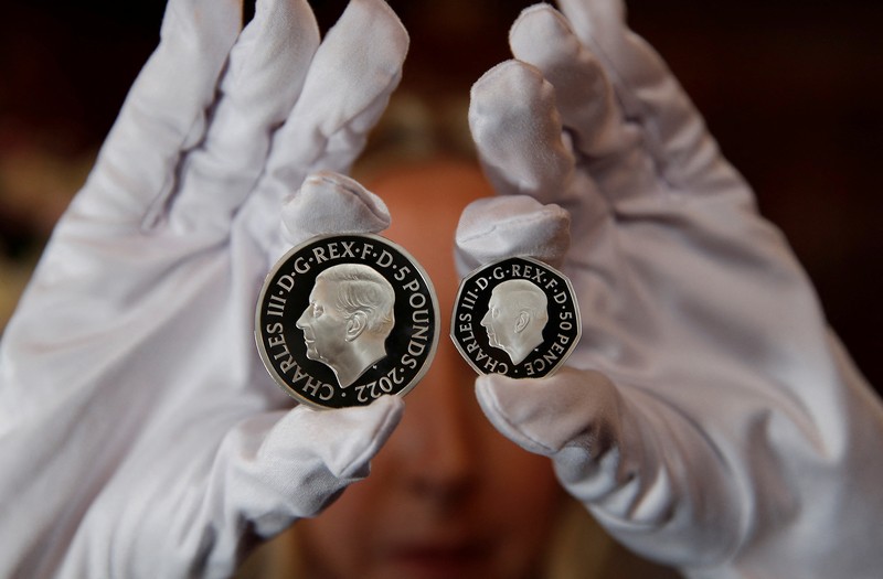 Koin Potret Raja Charles III I Potret Raja Charles III Inggris terlihat pada koin £5 dan koin 50 pence yang diresmikan oleh The Royal Mint di London, Inggris, Kamis (29/9/2022l. (REUTERS/Peter Nicholls)