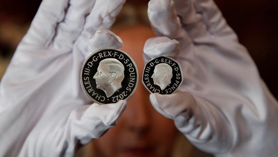 Potret Raja Charles III Inggris terlihat pada koin £5 dan koin 50 pence yang diresmikan oleh The Royal Mint di London, Inggris, Kamis (29/9/2022l. (REUTERS/Peter Nicholls)