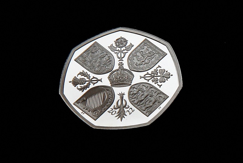 Potret Raja Charles III Inggris terlihat pada koin £5 dan koin 50 pence yang diresmikan oleh The Royal Mint di London, Inggris, Kamis (29/9/2022l. (REUTERS/Peter Nicholls)
