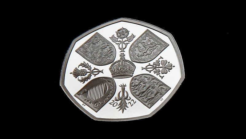Potret Raja Charles III Inggris terlihat pada koin £5 dan koin 50 pence yang diresmikan oleh The Royal Mint di London, Inggris, Kamis (29/9/2022l. (REUTERS/Peter Nicholls)