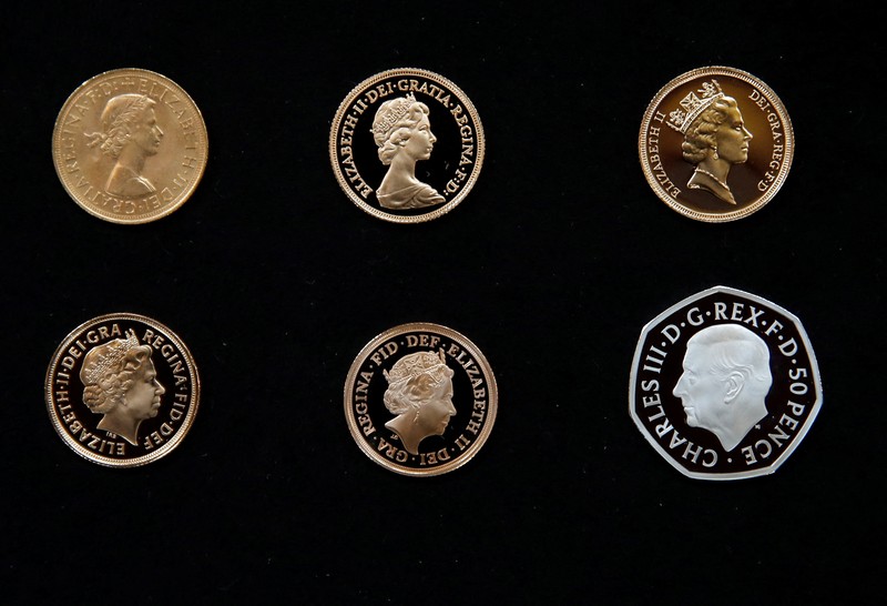Koin Potret Raja Charles III I Potret Raja Charles III Inggris terlihat pada koin £5 dan koin 50 pence yang diresmikan oleh The Royal Mint di London, Inggris, Kamis (29/9/2022l. (REUTERS/Peter Nicholls)